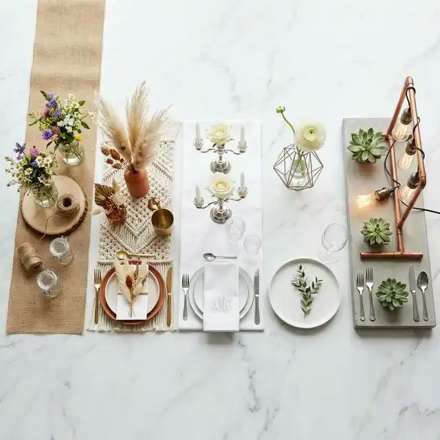 Cinco montajes decorativos de boda en miniatura representando estilos rústico, boho, clásico, minimal e industrial